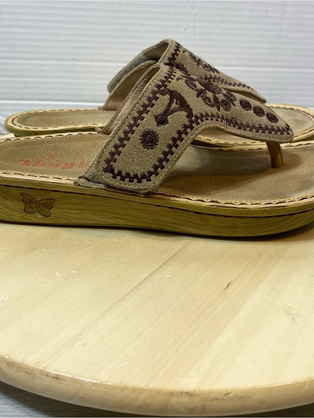 Alegría Kennedi Brown Suede Embroidered Thong Sandals Womens Size 7-7.5